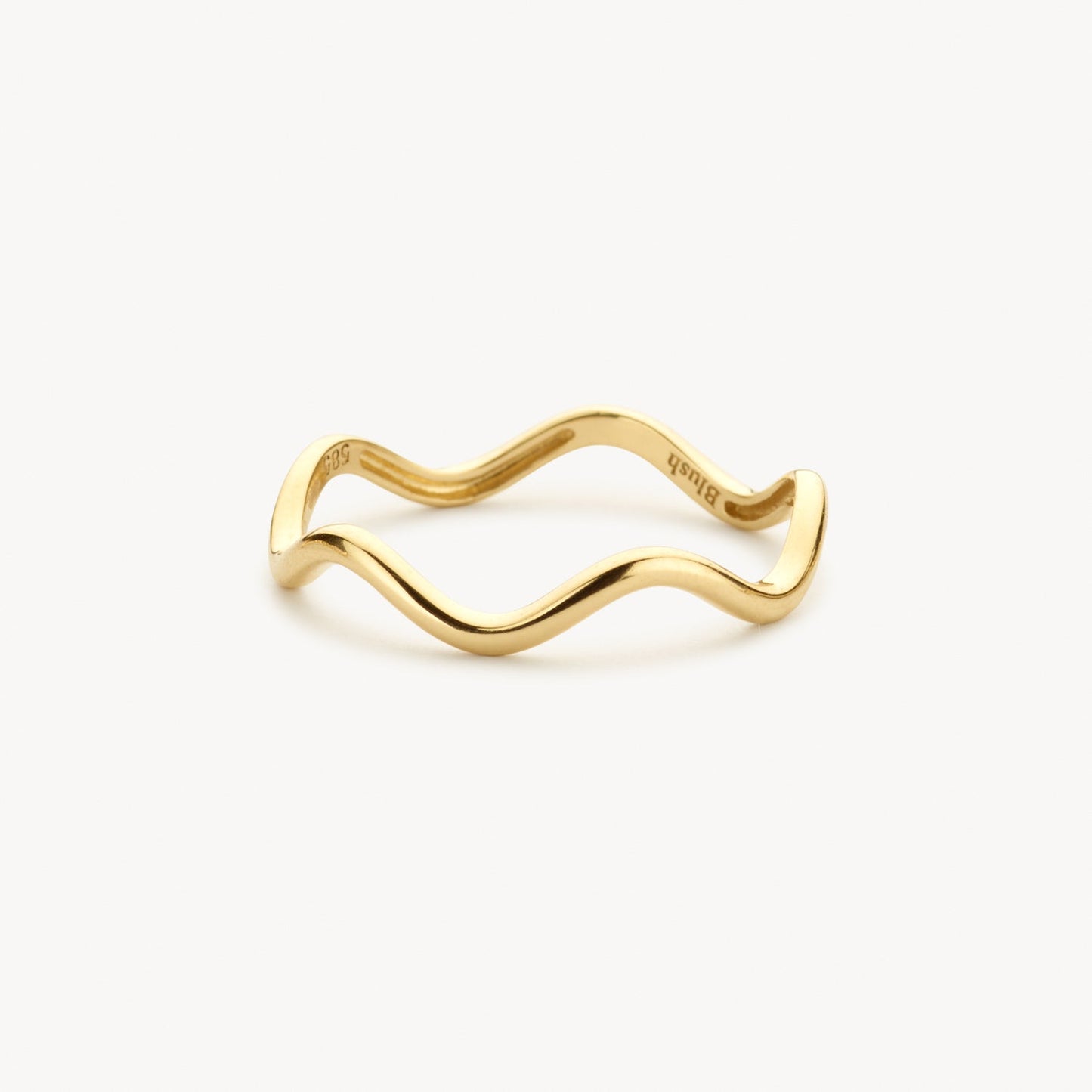 Ring im Wellendesign mit glatter Oberfläche