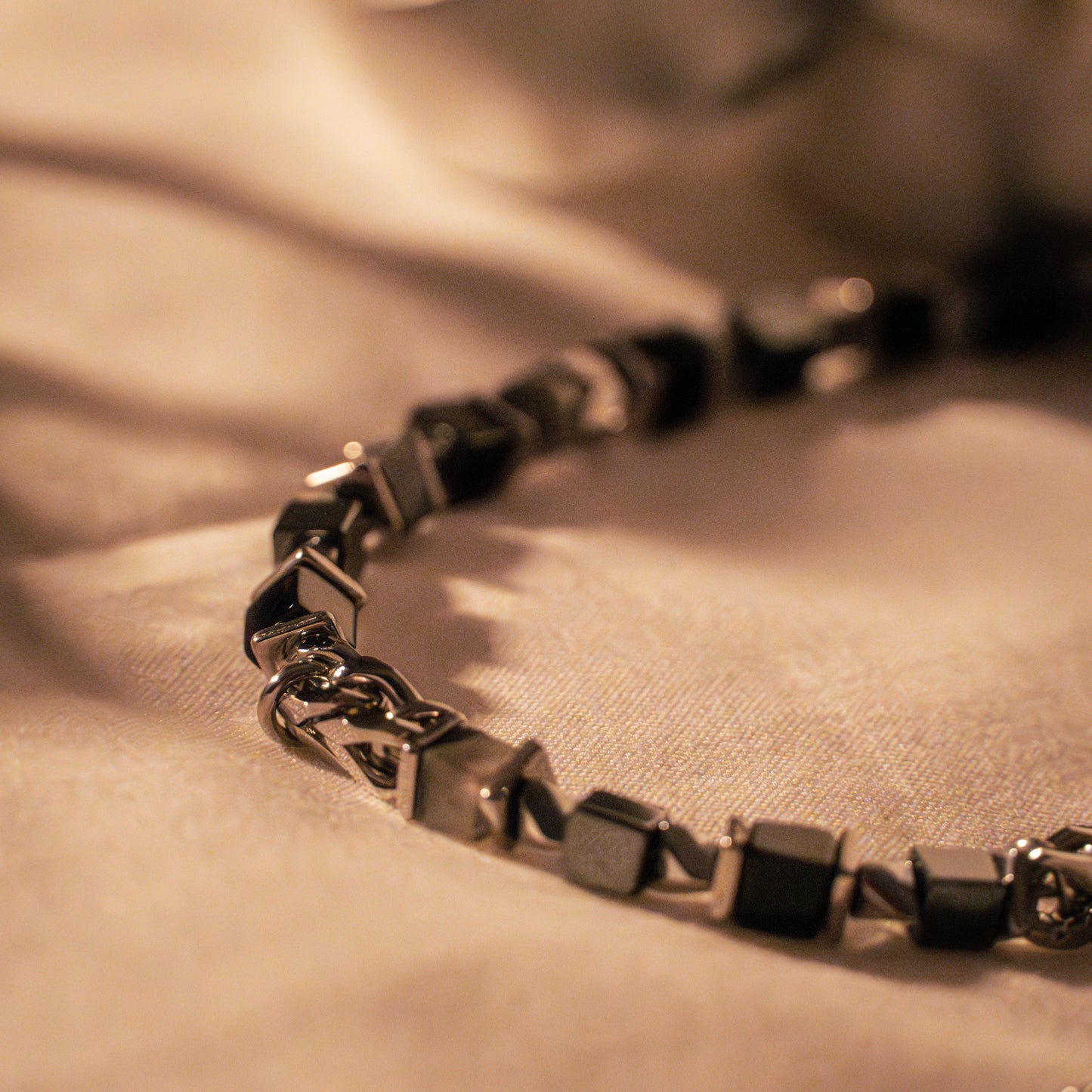 cubes & chain schwarz