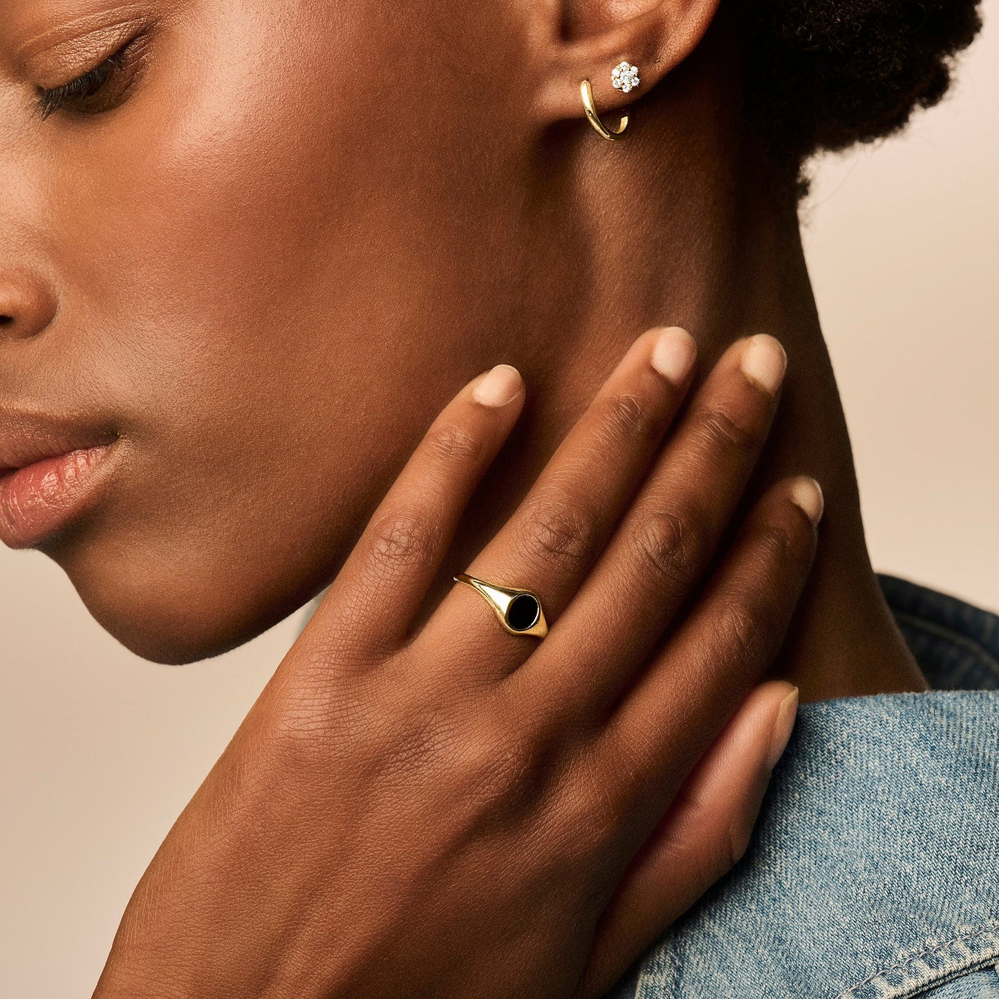 Ring mit eingelassenem Onyx