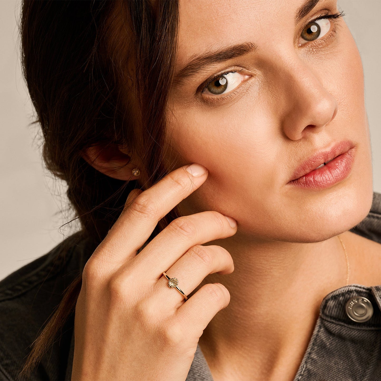 Ring mit weißem Topas in Fassung mit Kugeloptik