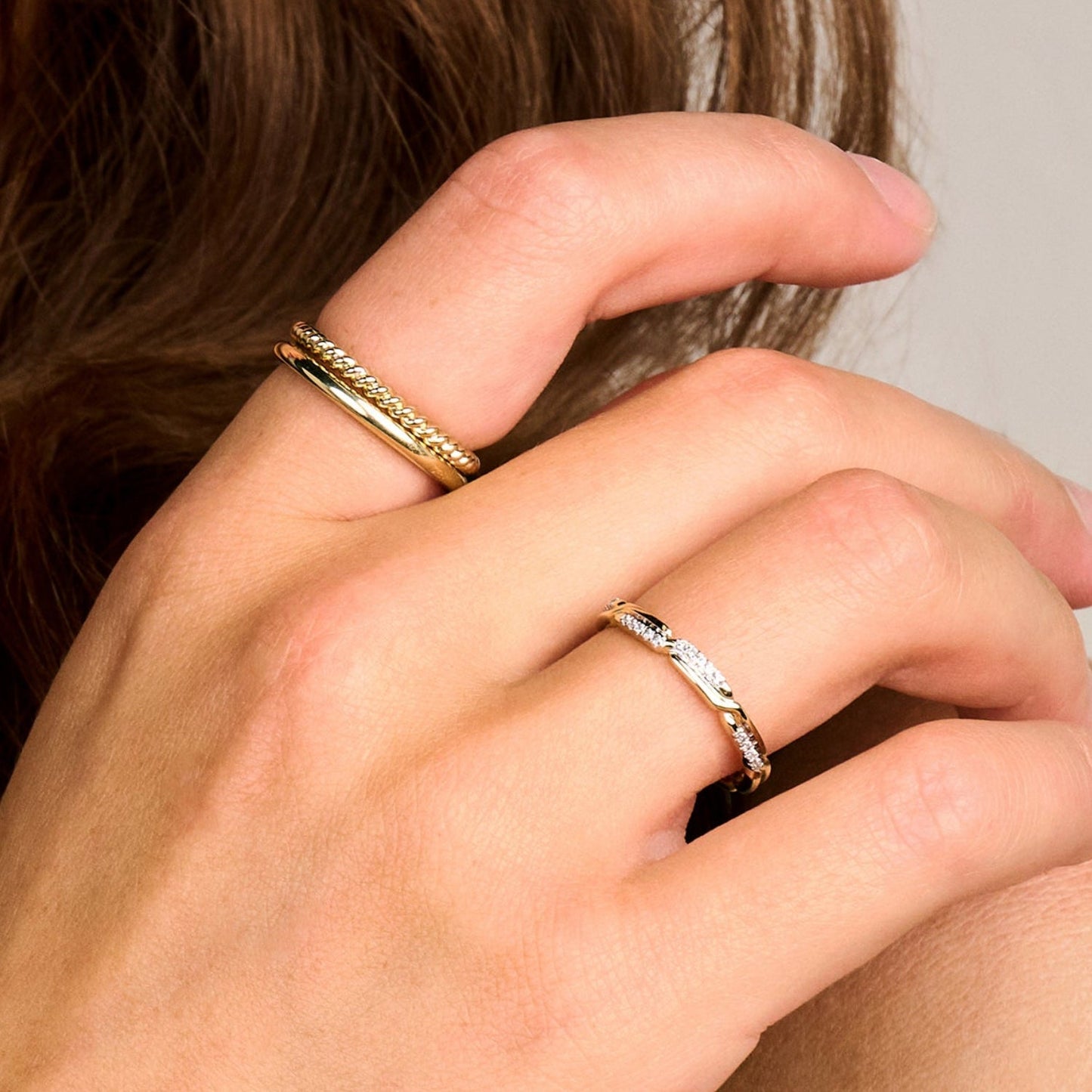 Ring mit Gliederoptik und Entourage-Fassung