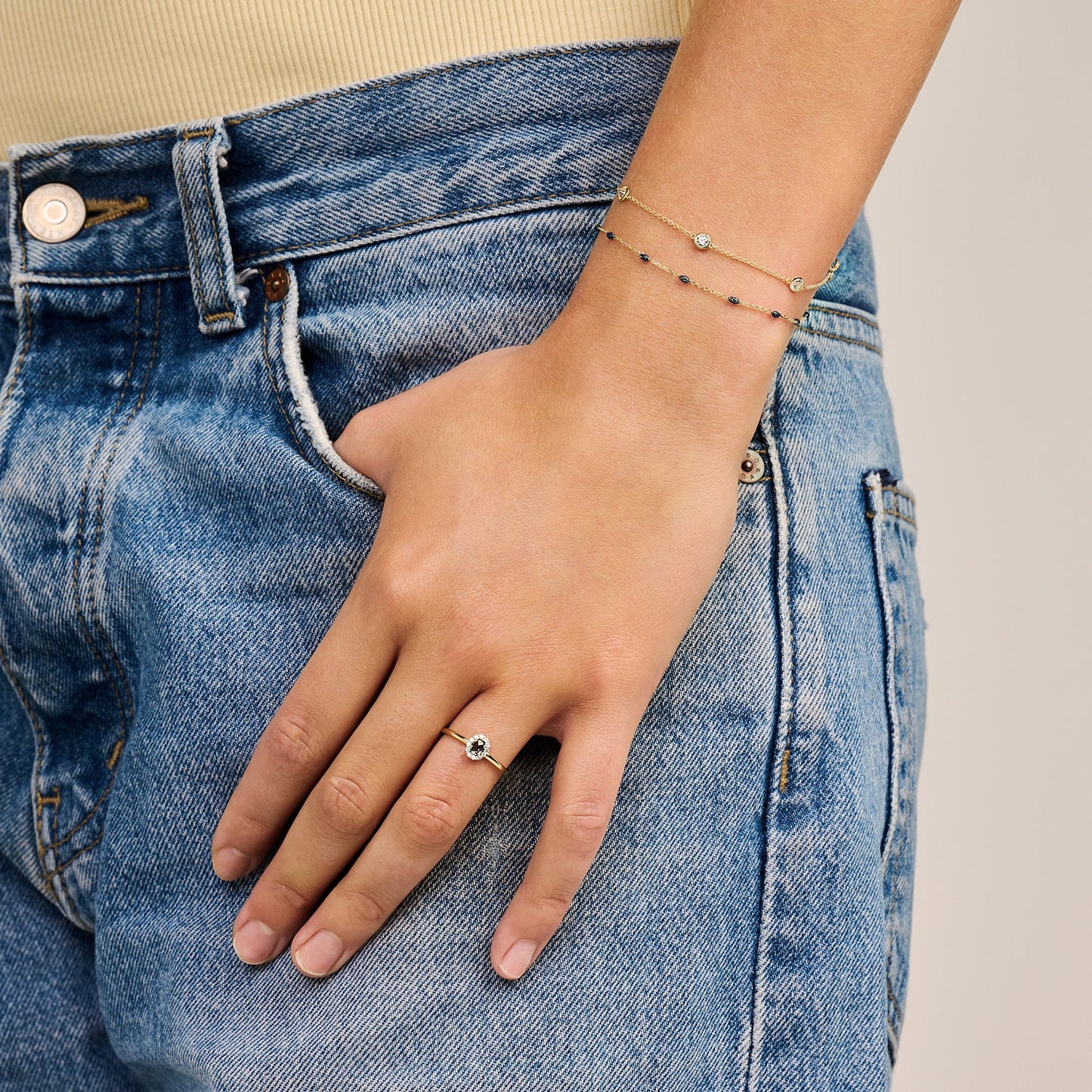 Ring mit Schweizer Blautopas und Zirkonia in Pavé-Fassung