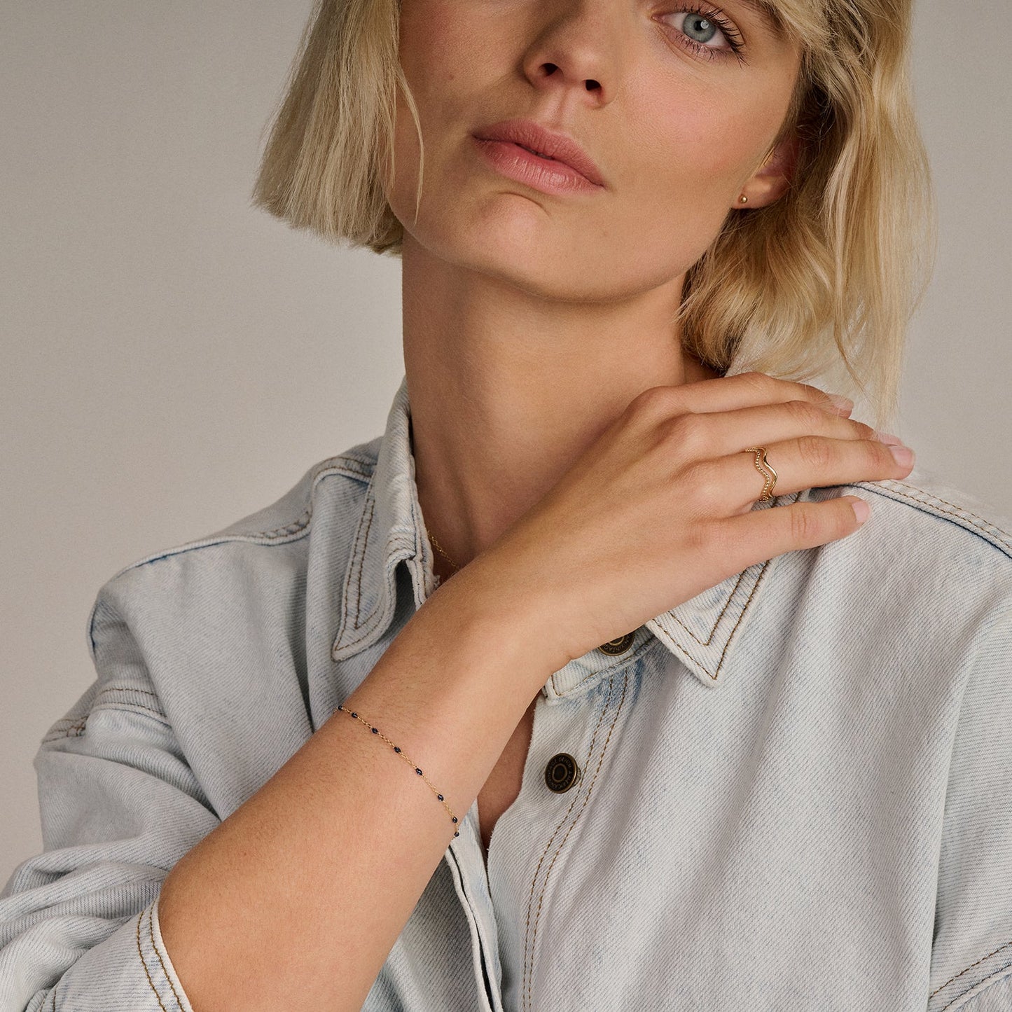 Ring im Wellendesign mit glatter Oberfläche