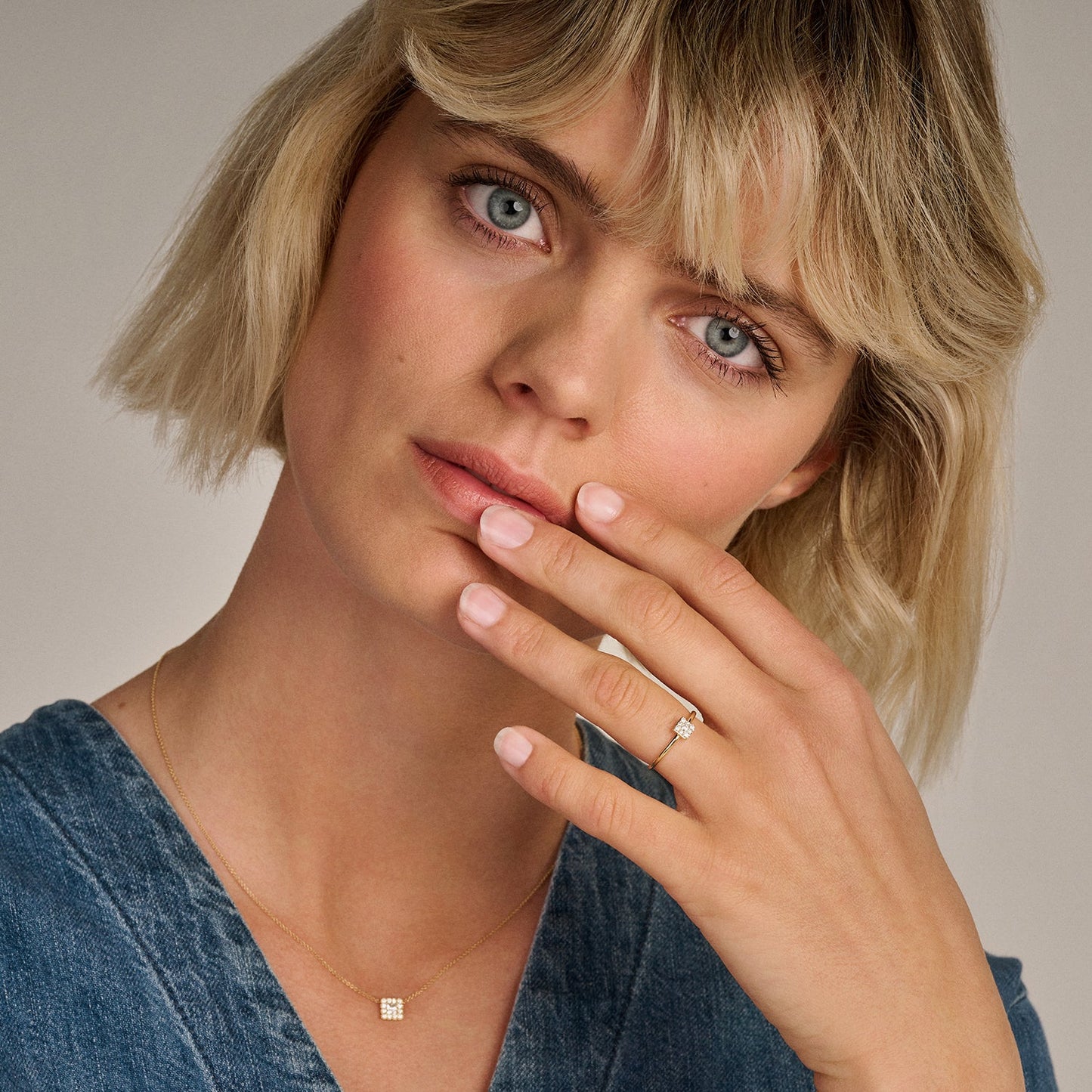 Zirkonia-Ring mit viereckigem Pavé-Element