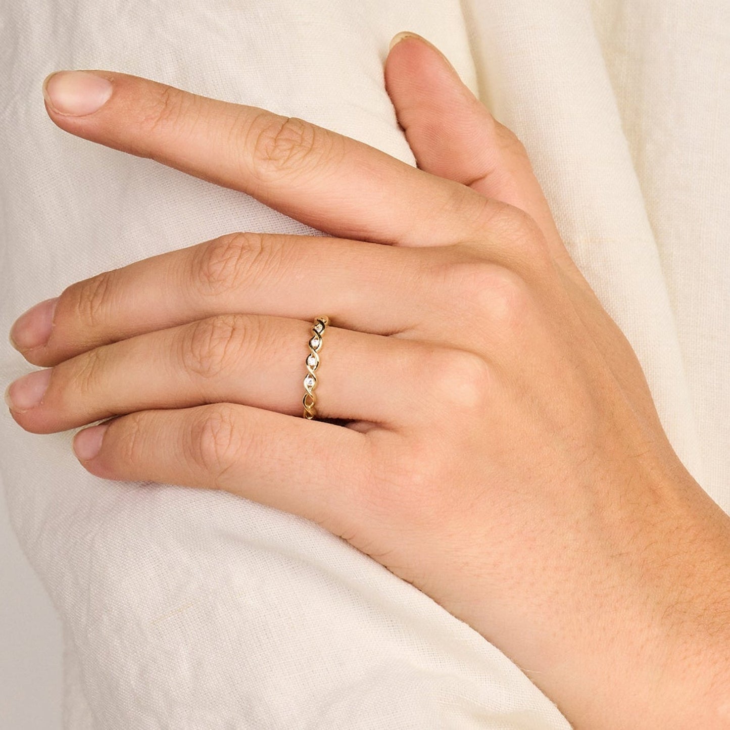 Ring mit geflochtenem Design und Kanalfassung